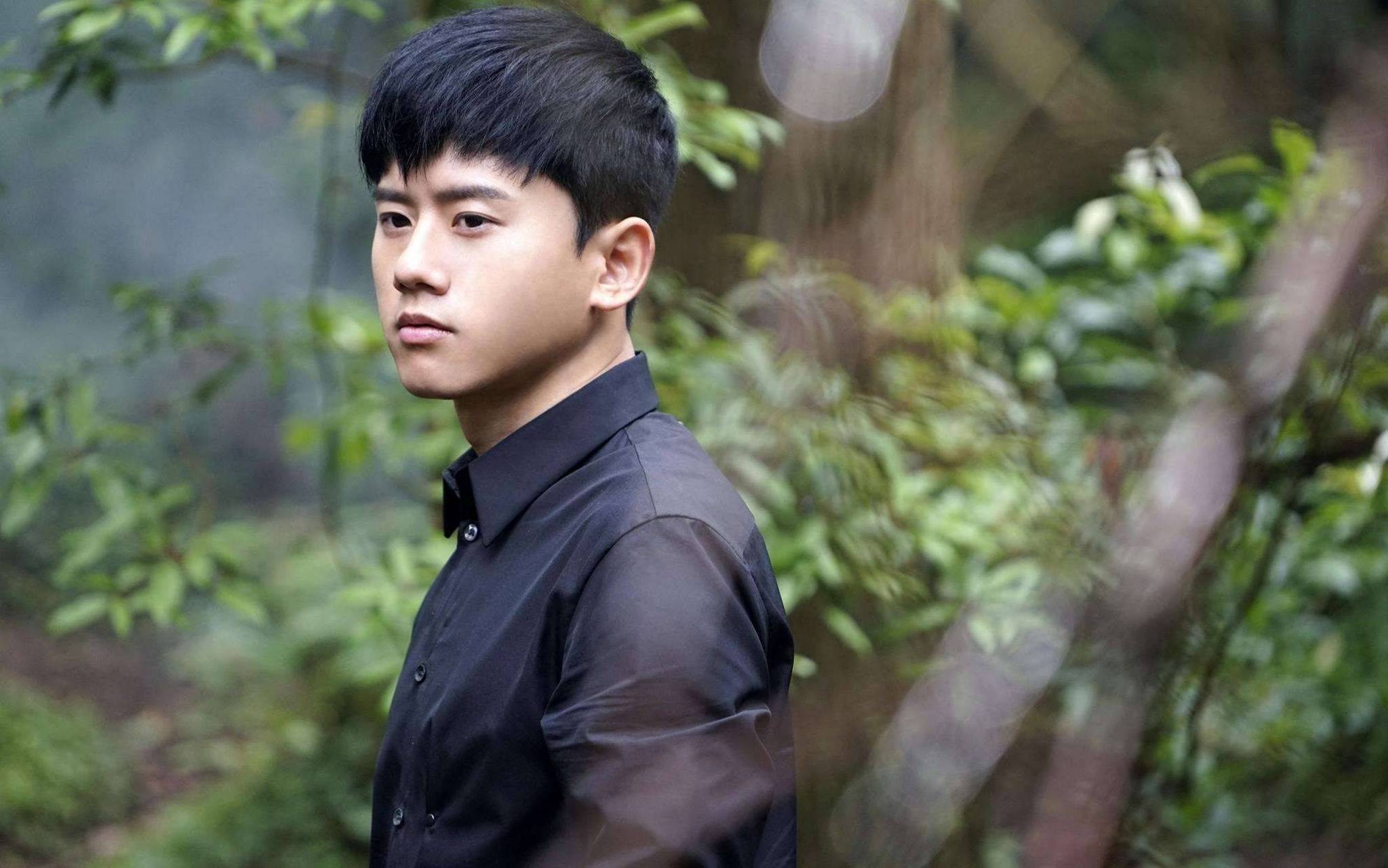 知名歌手张杰回应被鱼刺卡喉做手术的经历,医生差点没看出来,隔着屏幕