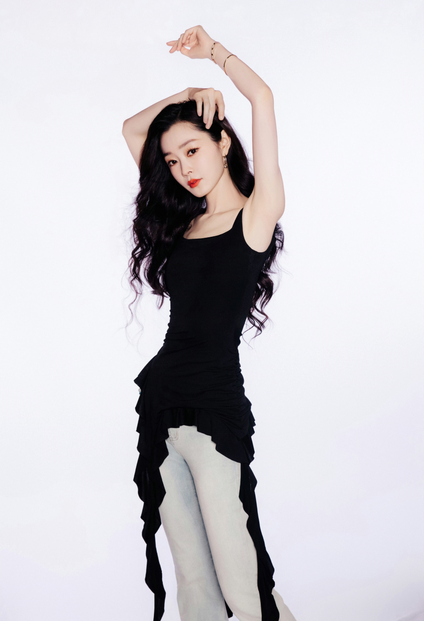 宋轶,黑色吊带上衣搭配紧身牛仔裤,红唇美人 美丽性感!