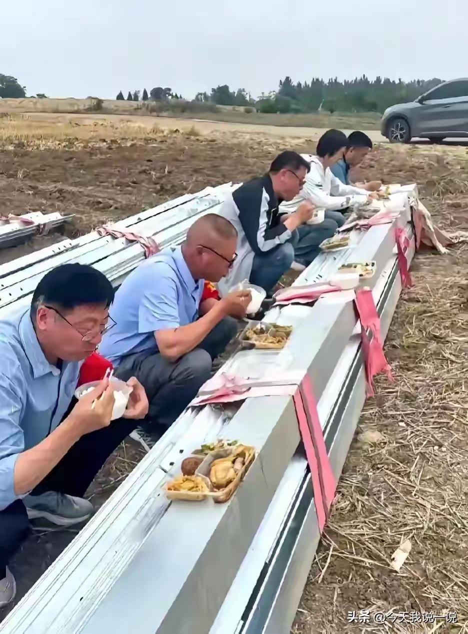 太心酸!公务员确实辛苦,吃个工作餐只能蹲着,连个板凳也没有啊