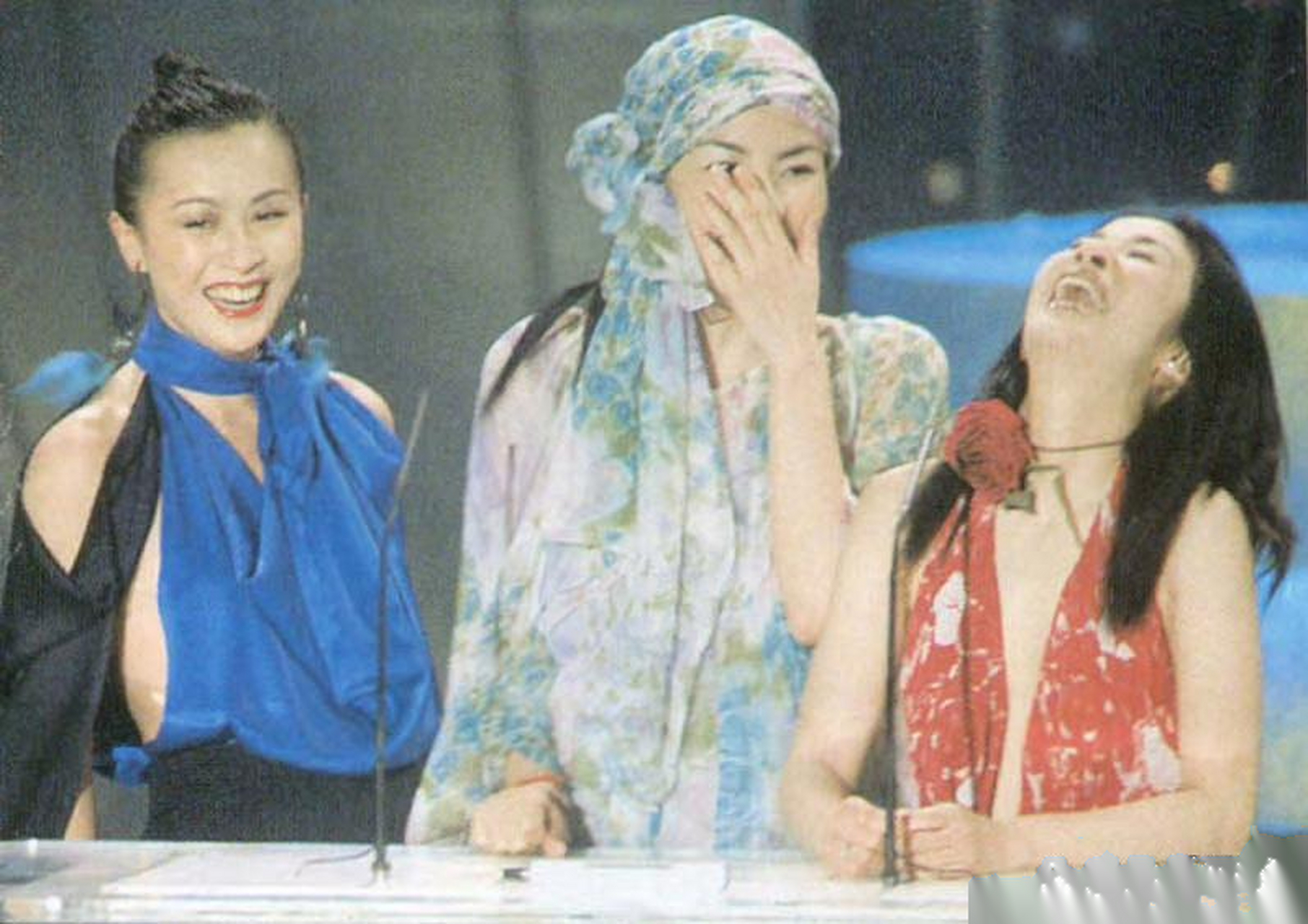 2000年,刘嘉玲,王菲,吴君如,出席第19届香港电影金像奖颁奖典礼!