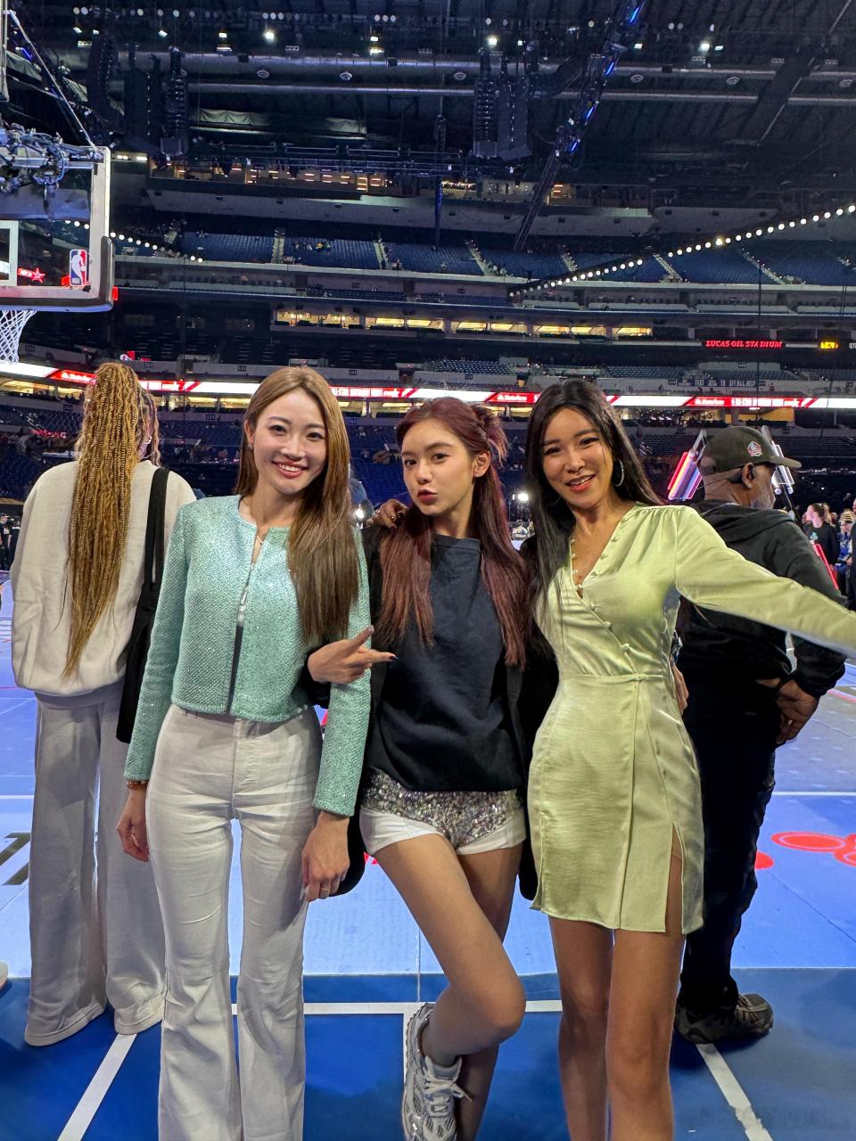 美娜和王鹤棣同框出现在nba全明星现场娜姐是穿了丝袜吗 ?