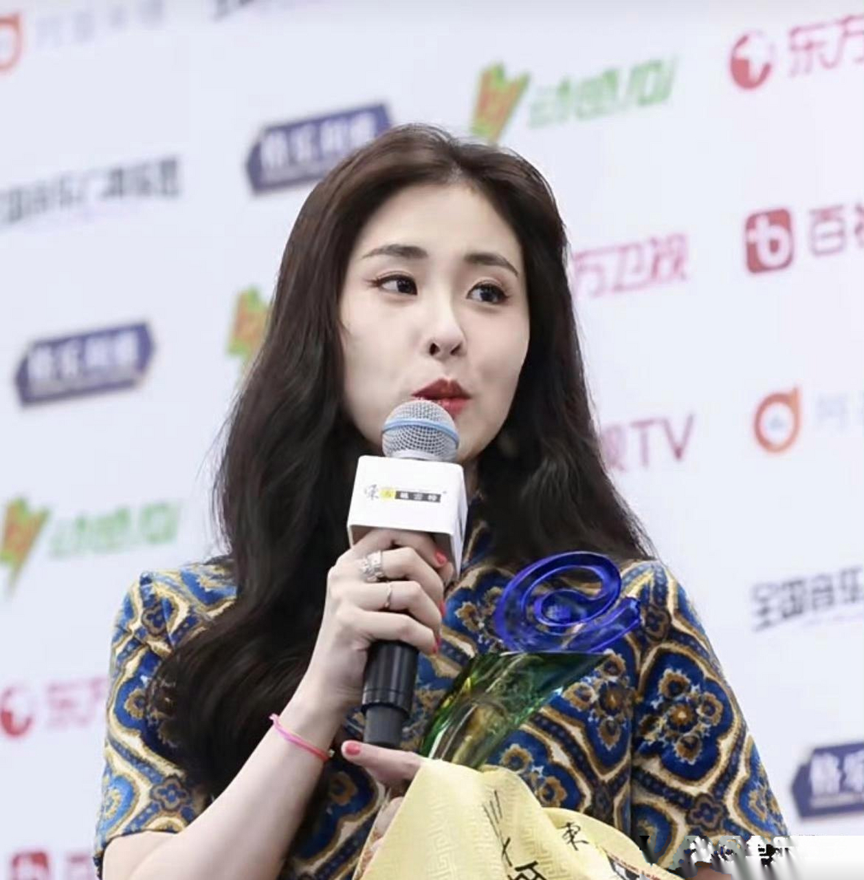 张碧晨的鼻孔为什么是三角形的?这是什么情况的.