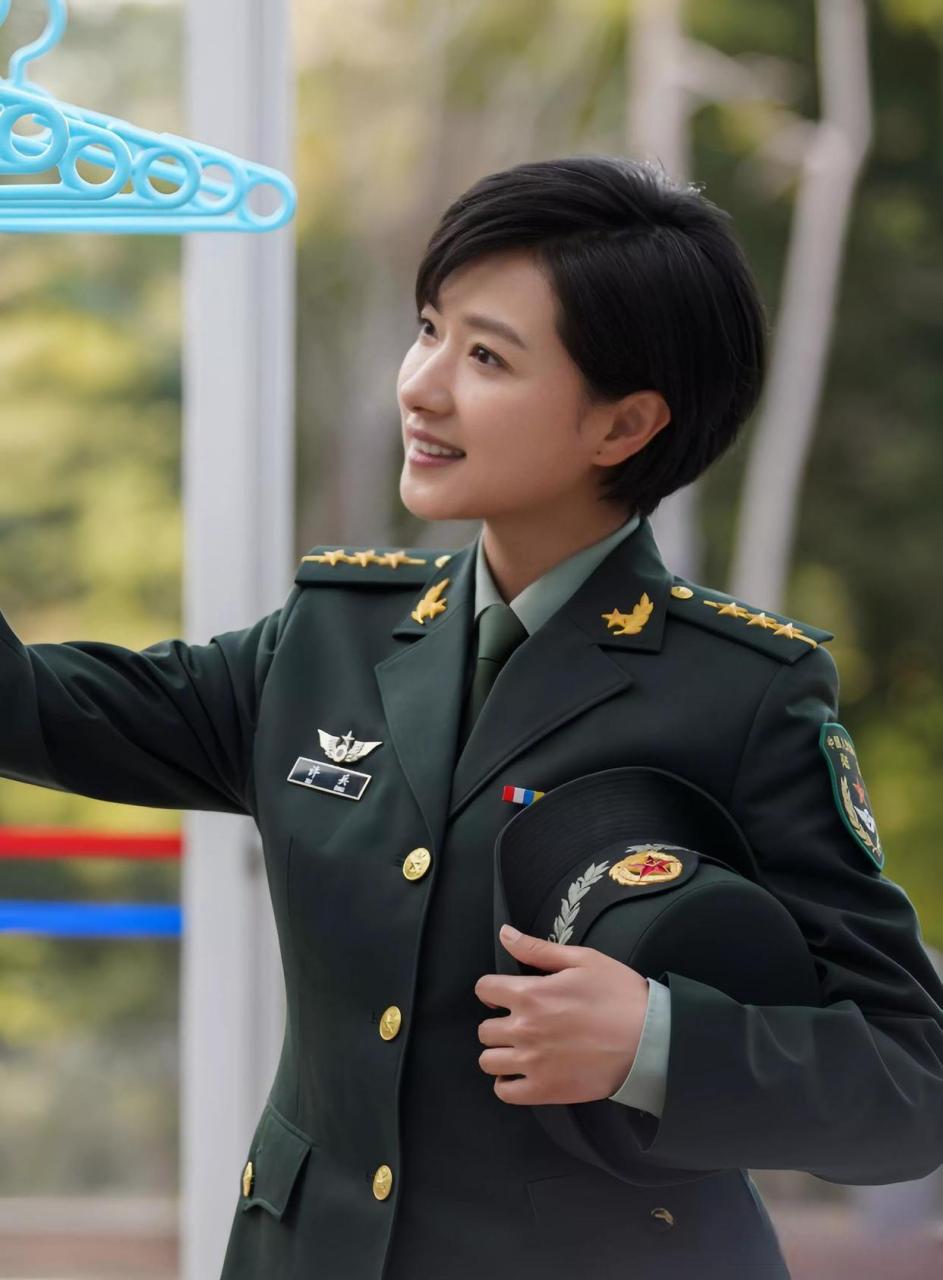 穿军装的万茜,真的让人眼前一亮