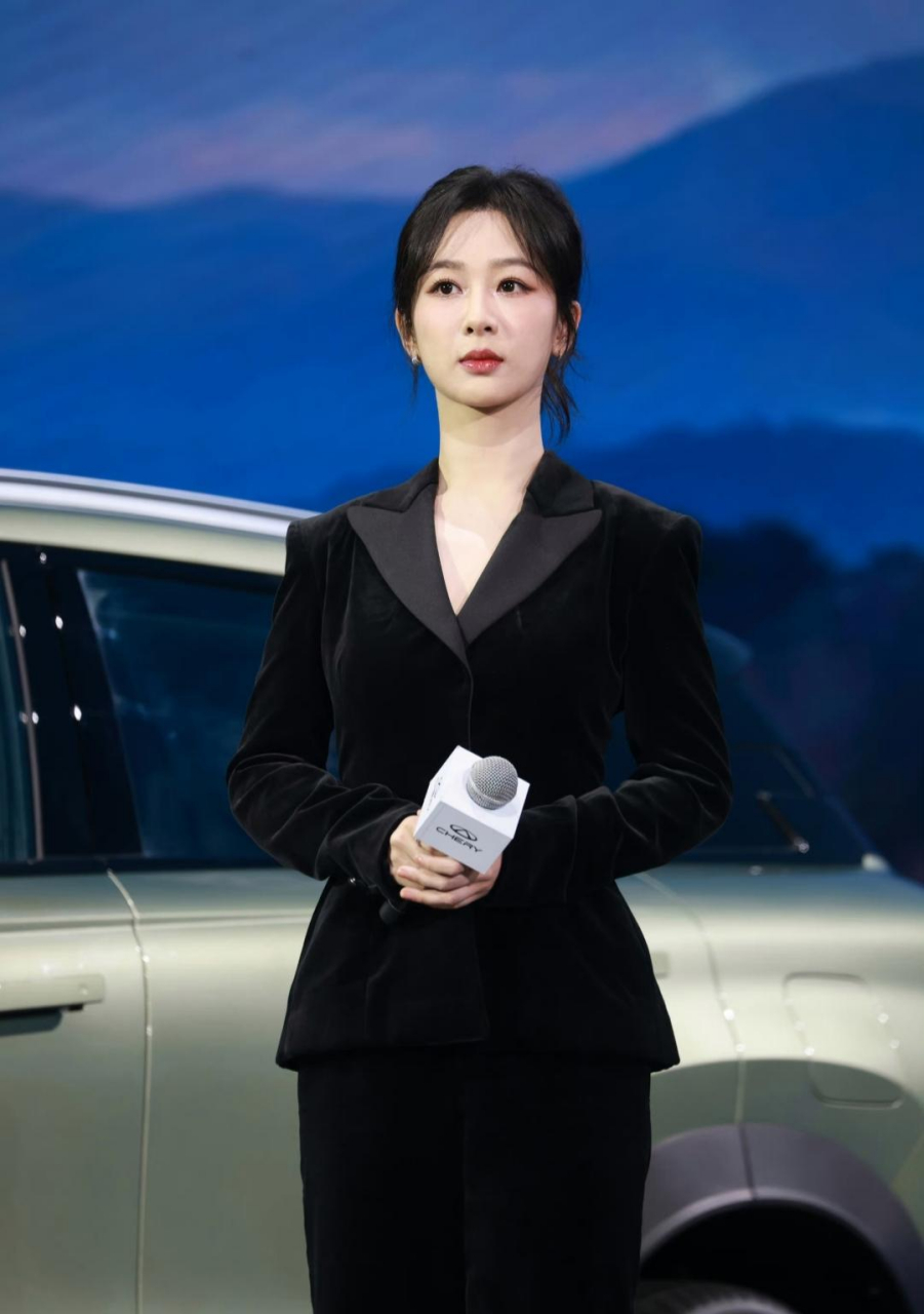 杨紫一身黑色西装,御姐范十足!