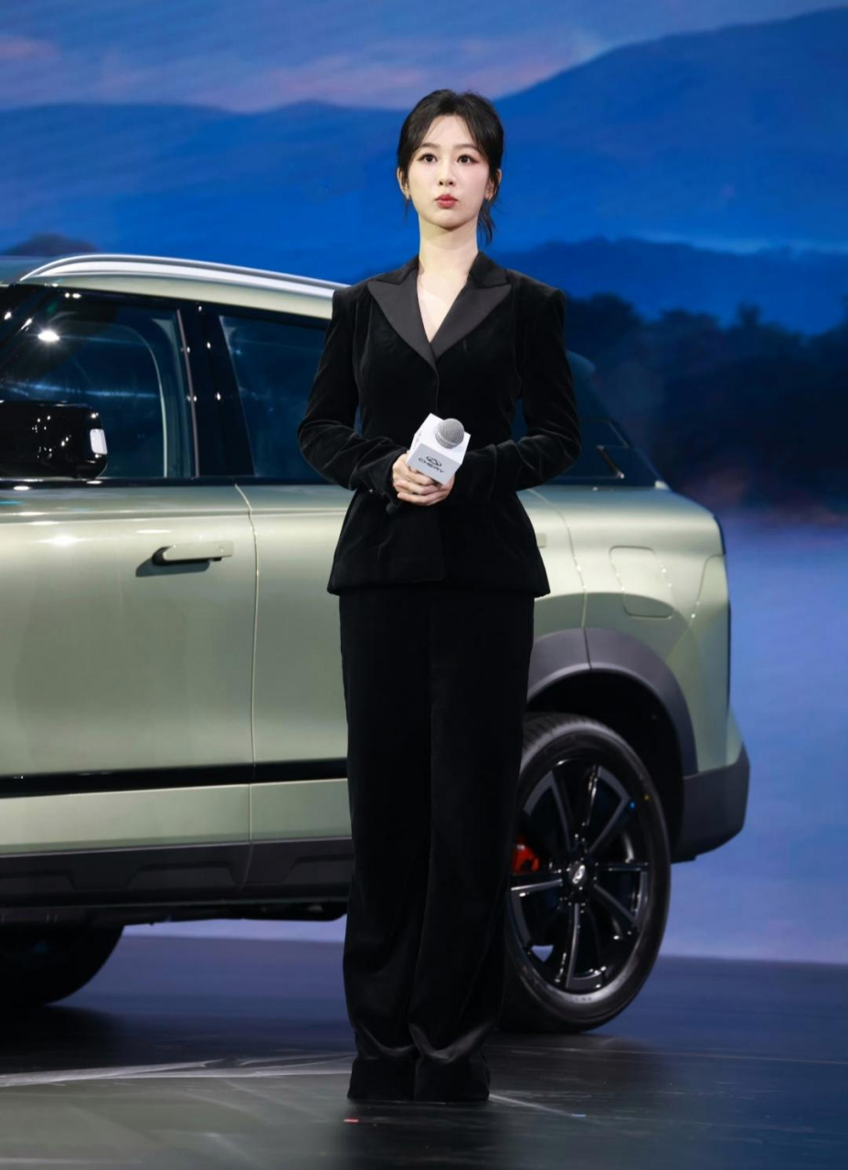 杨紫一身黑色西装,御姐范十足!