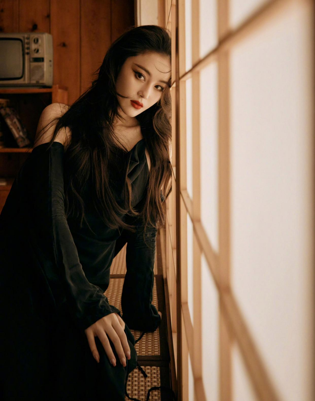 张馨予长得真漂亮,一袭黑裙搭配浓妆