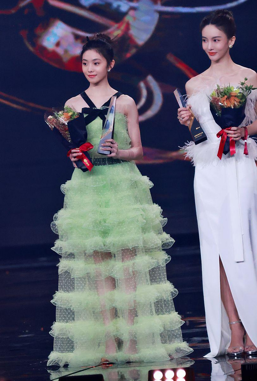 关晓彤,刘浩存和金晨一起上台领奖,刘浩存在中间显得特别小巧,关晓彤