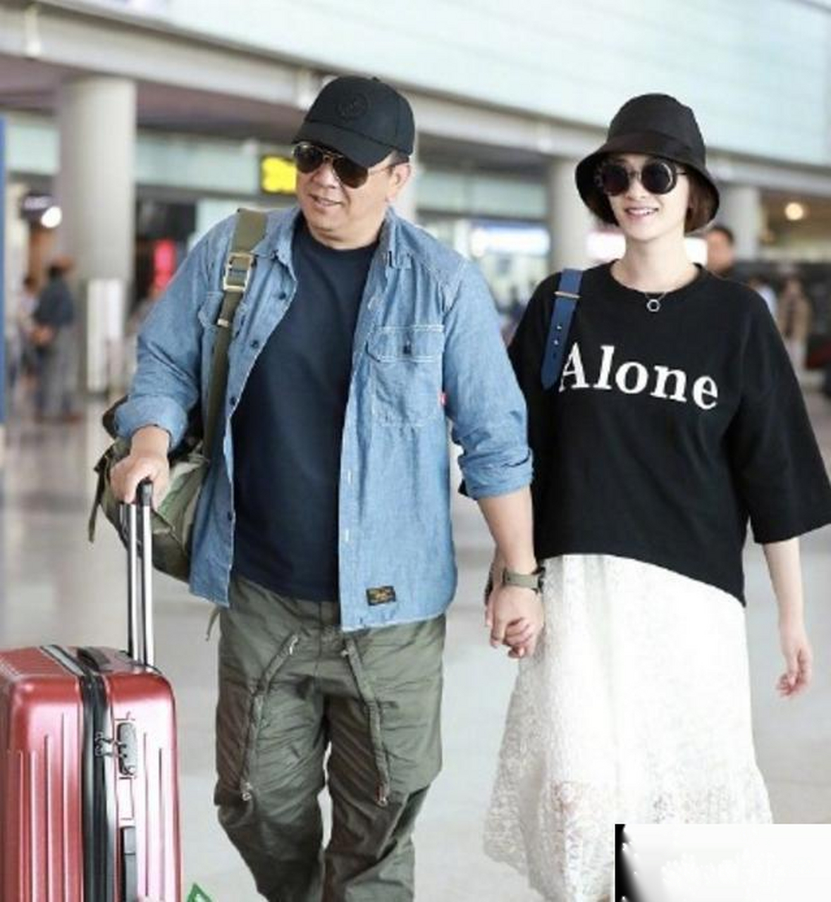 李小冉与老公徐佳宁携手同行,李小冉这保养技术太牛了!