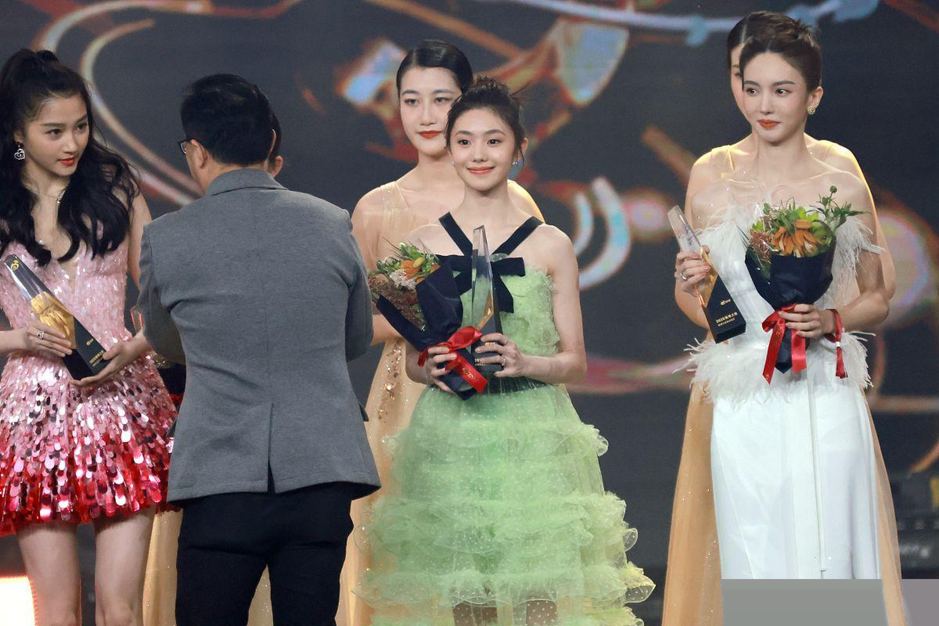 关晓彤,刘浩存和金晨一起上台领奖,刘浩存在中间显得特别小巧,关晓彤