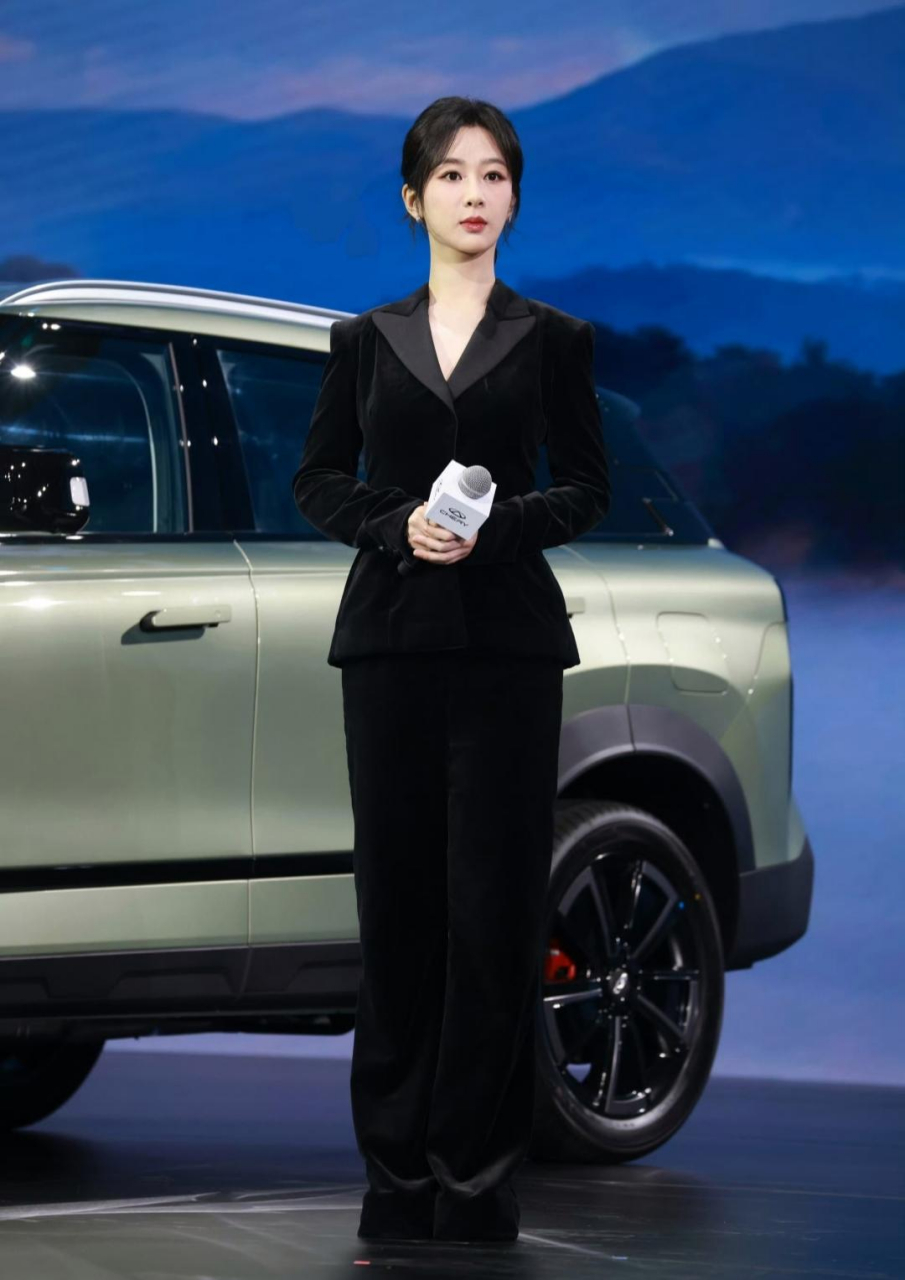 杨紫一身黑色西装,御姐范十足!