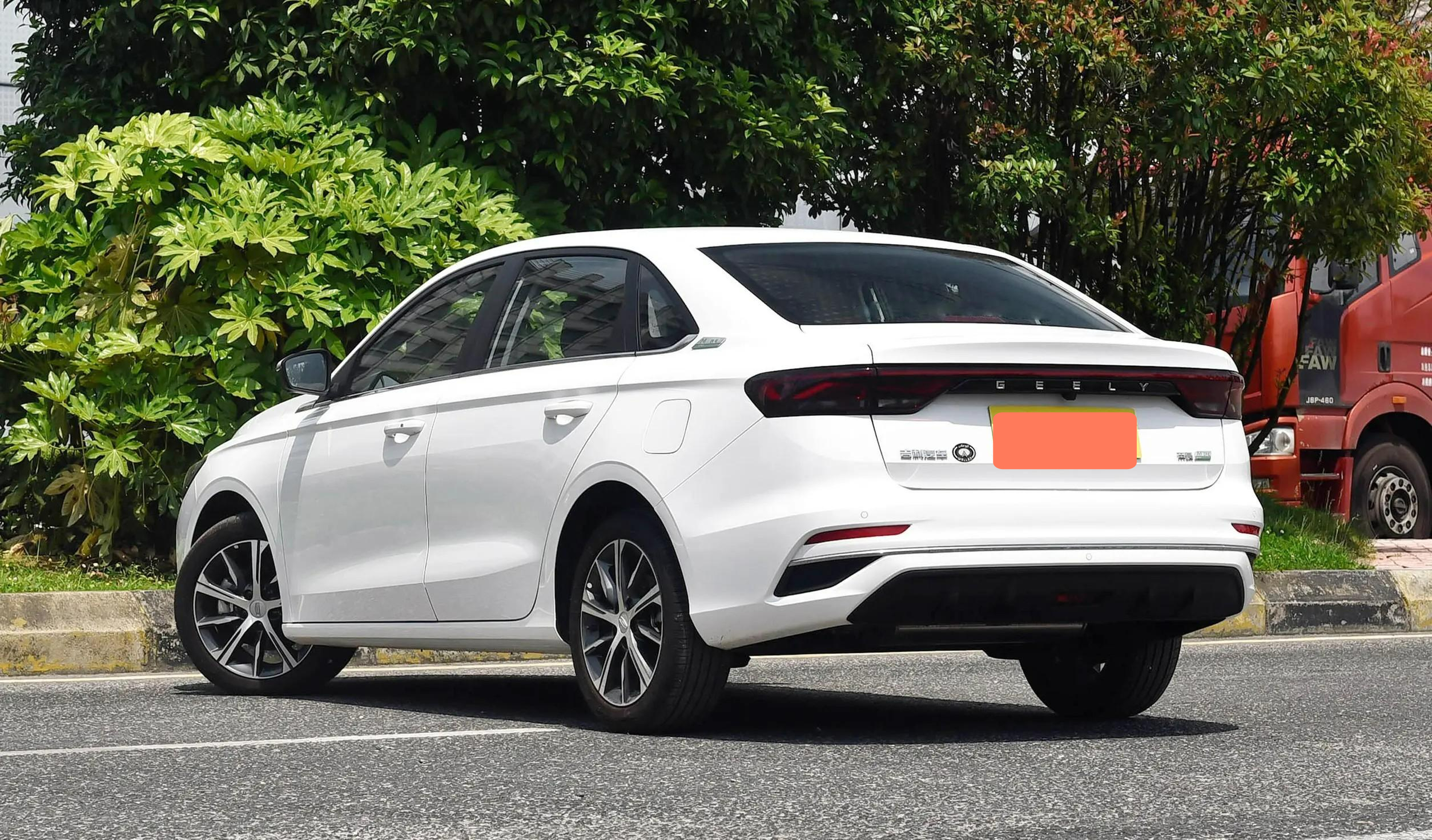 吉利帝豪醇电混动轿车来袭,醇净版售价12.08万元起