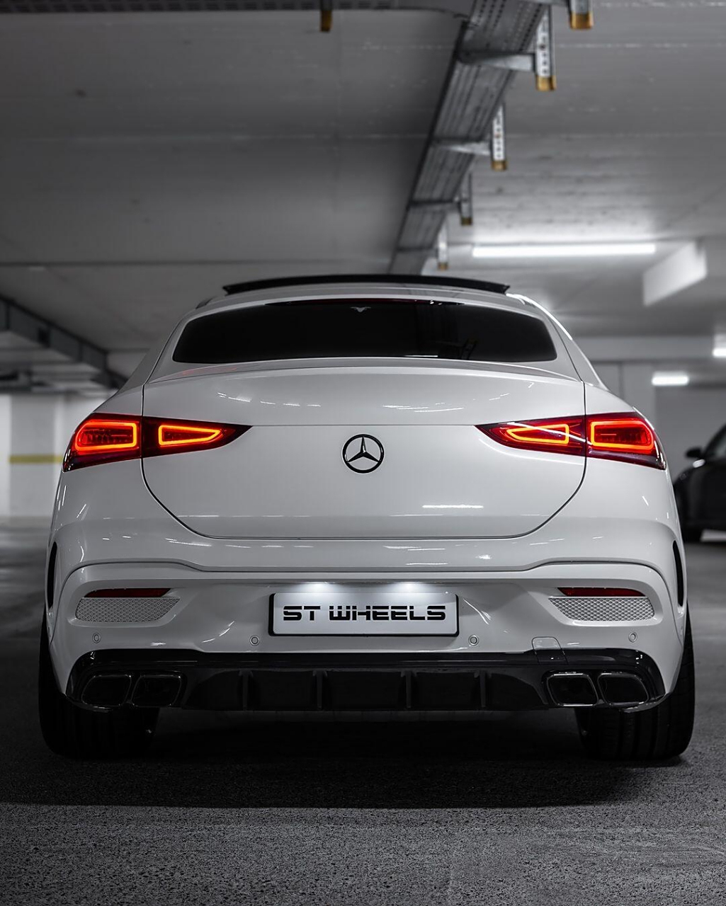 奔驰gle63 coupe 4.0t双涡轮增压v8发动机 616匹马力,零百加速3.