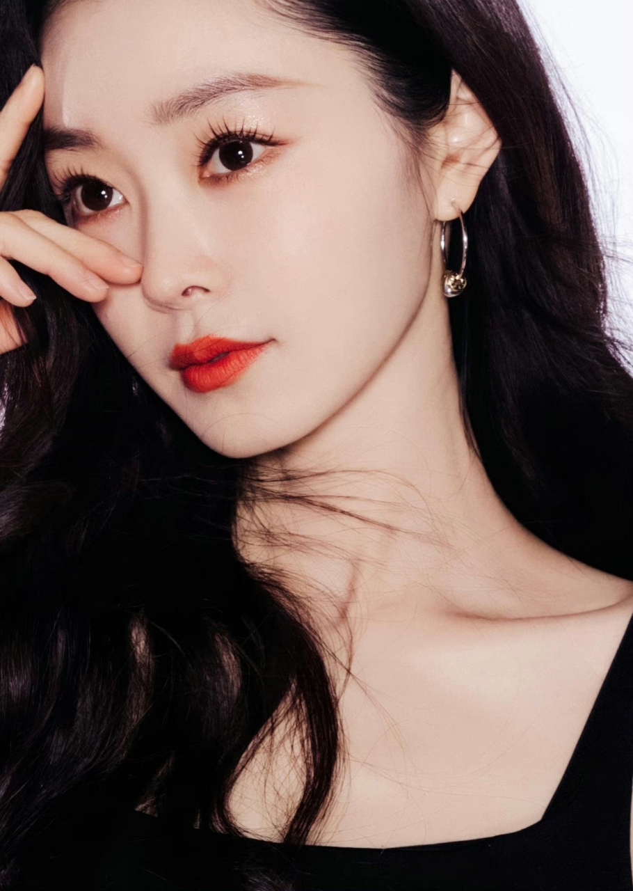 宋轶,黑色吊带上衣搭配紧身牛仔裤,红唇美人 美丽性感!