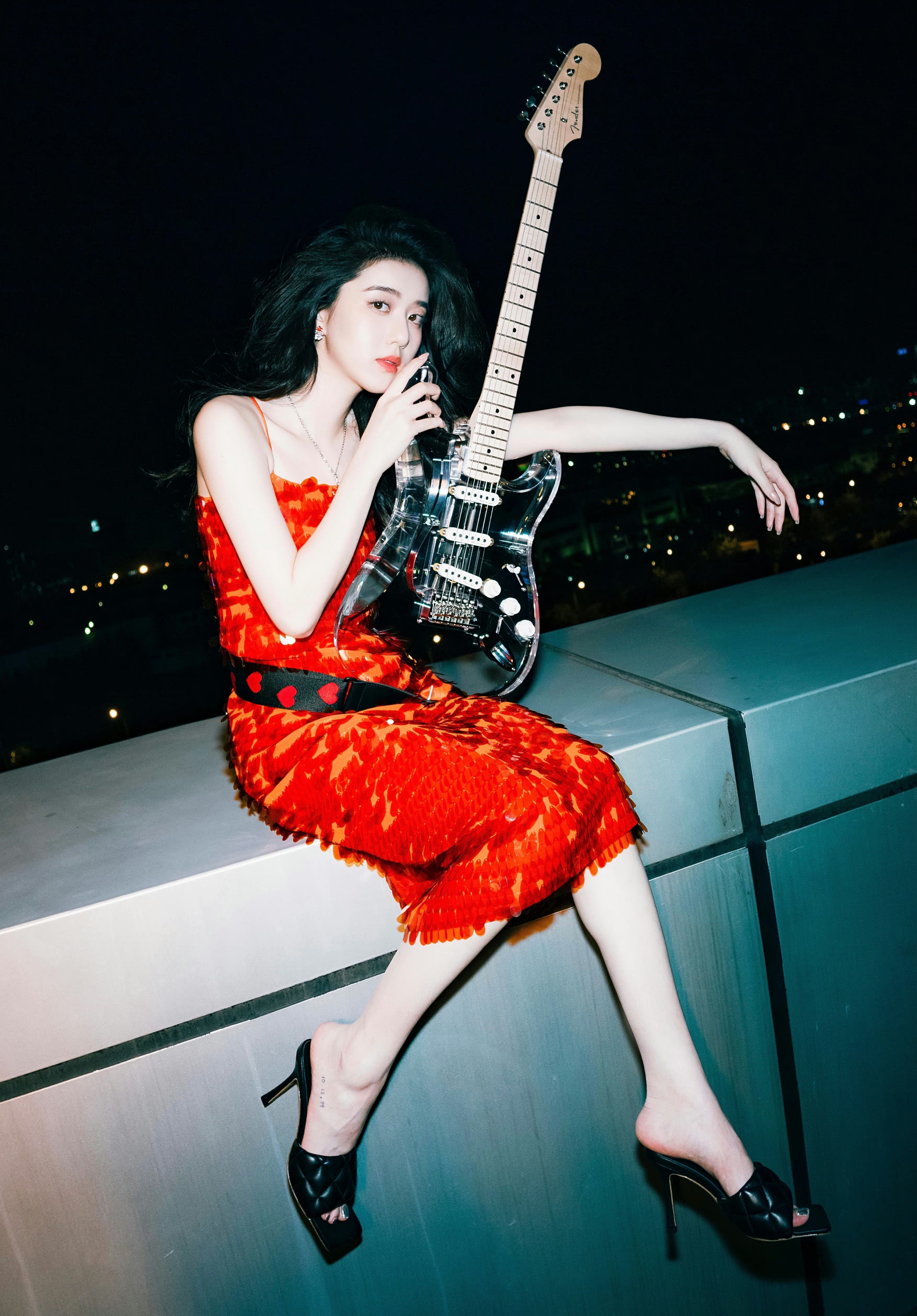 李凯馨,红色吊带裙,小性感!