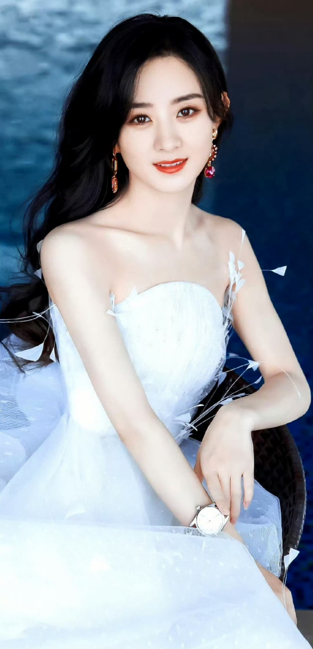 赵丽颖,白色抹胸裙,拖地纱裙摆,显得腿真长!