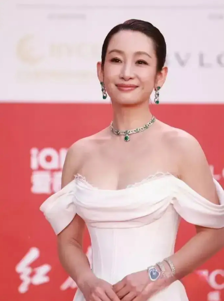 喜欢秦海璐端庄,大气,气质佳!戏路宽,演啥像啥!