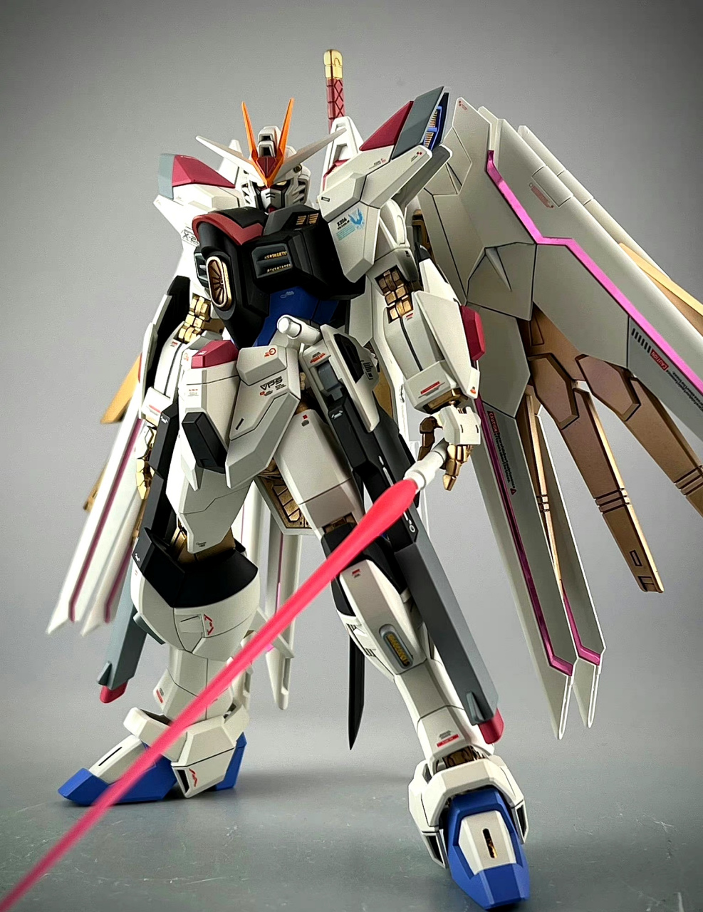 模型欣赏:模型师konpa制作的hgce非凡强袭自由高达,外甲配色进行了