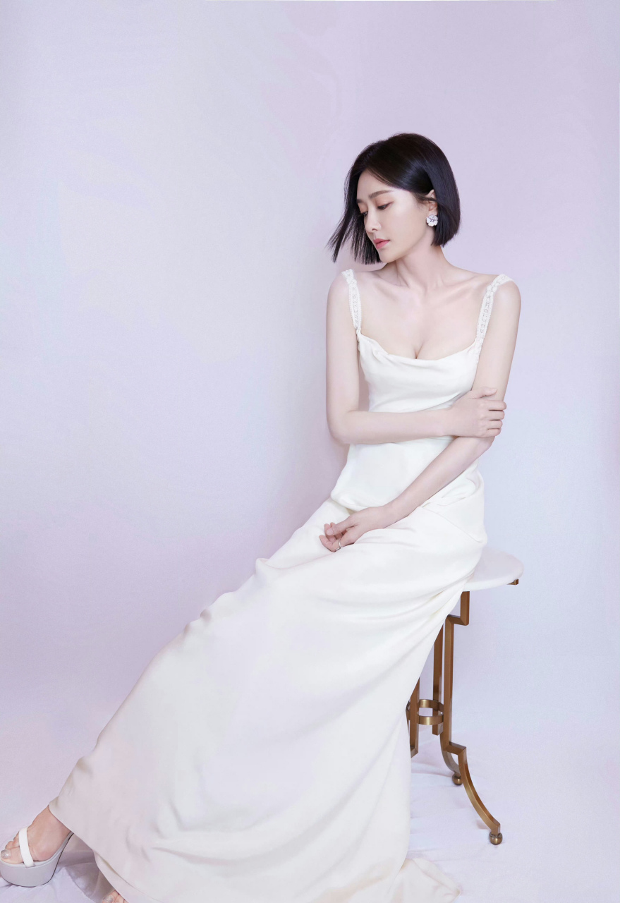秦岚,白色吊带长裙搭配白色高跟鞋,短发粉唇,格外迷人!