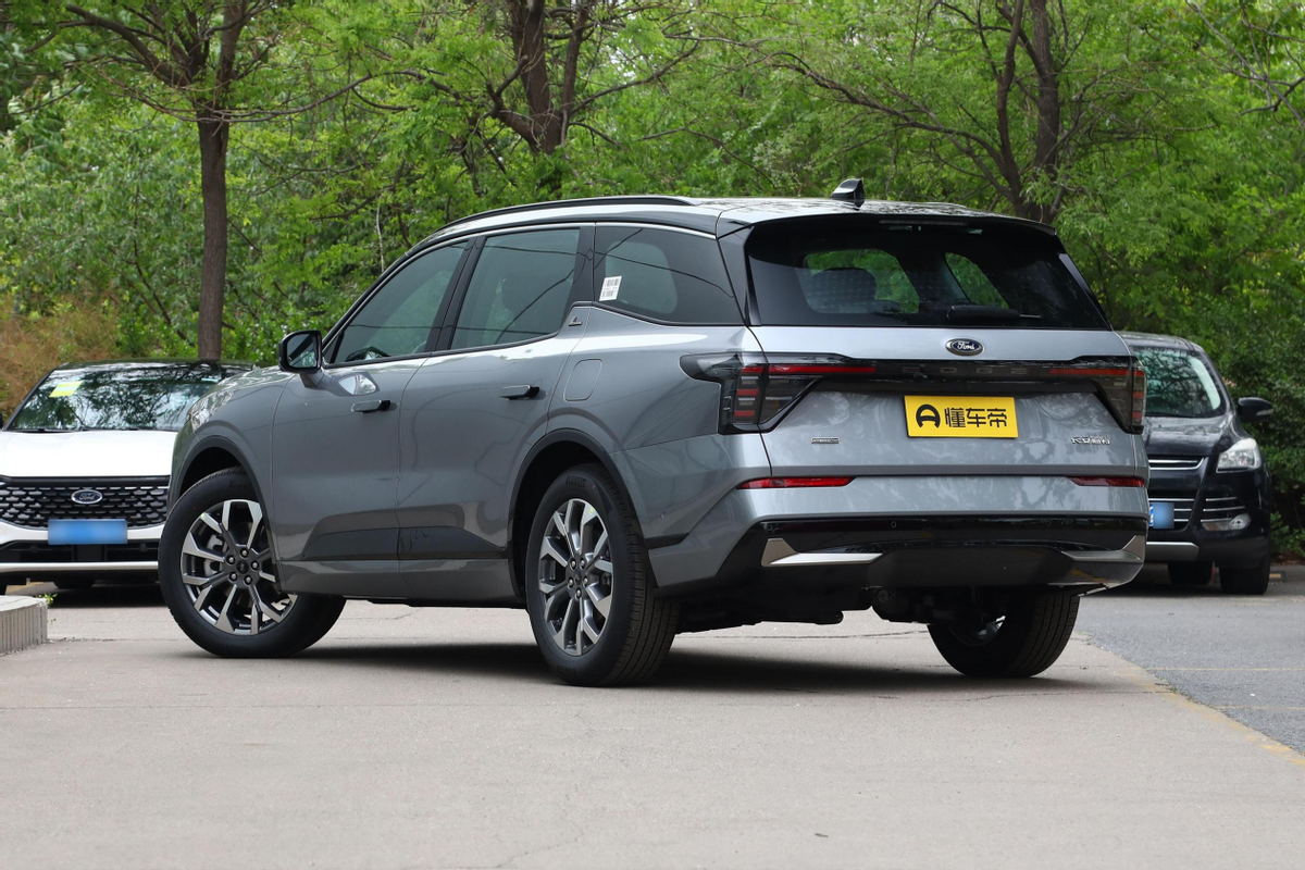 主要就是因为第三排空间,不少大7座suv,第三排空间比较鸡肋,就和坐"小