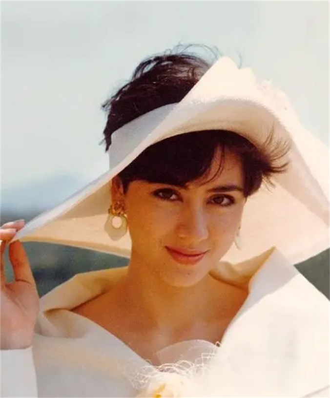 回顾10位惊艳大众的香港女演员,年轻时都是一眼万年