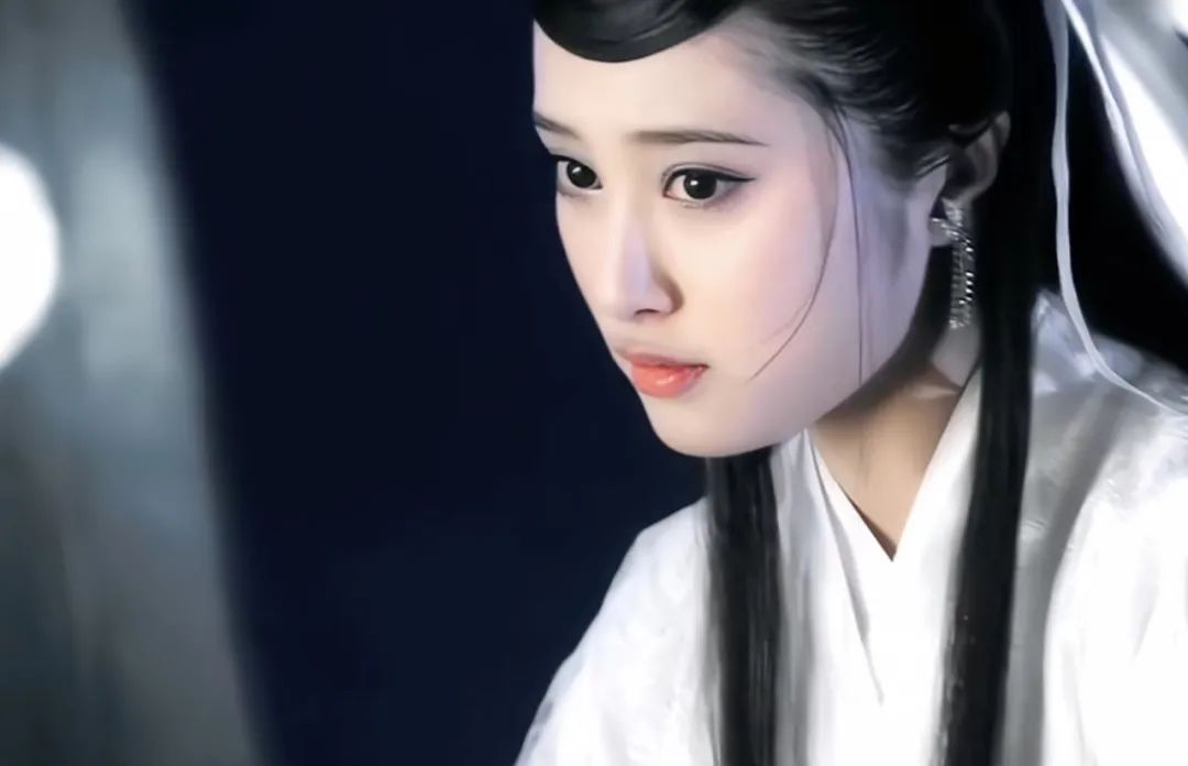 颜丹晨凭借《宝莲灯》中"嫦娥仙子"一角成名,后选择低调处世