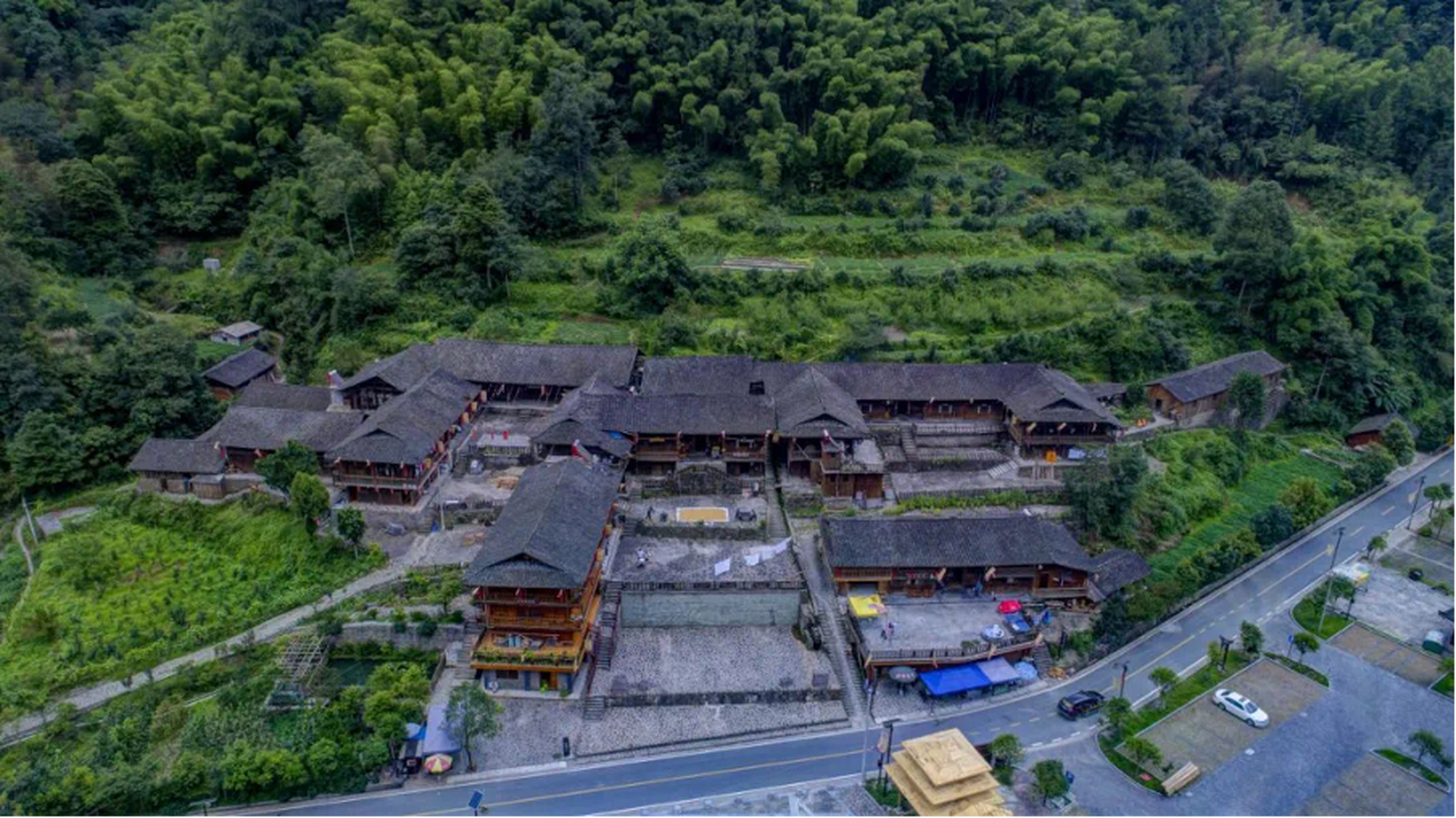 黔江土家十三寨,东邻小南海地震遗址公园,南邻八面山自然风景区,喂