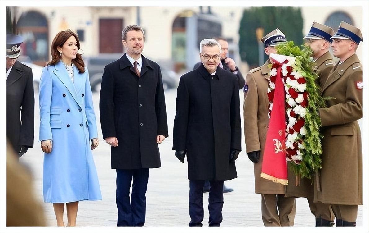 波兰总统携夫人抵达北京访华!夫人穿粉裙好惊艳,178个子像超模