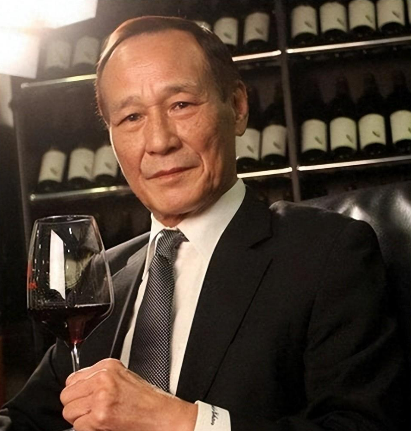 1984年,陈惠敏带着怀孕的妻子去参加宴会,碰见新义安的苏龙,苏龙一脚