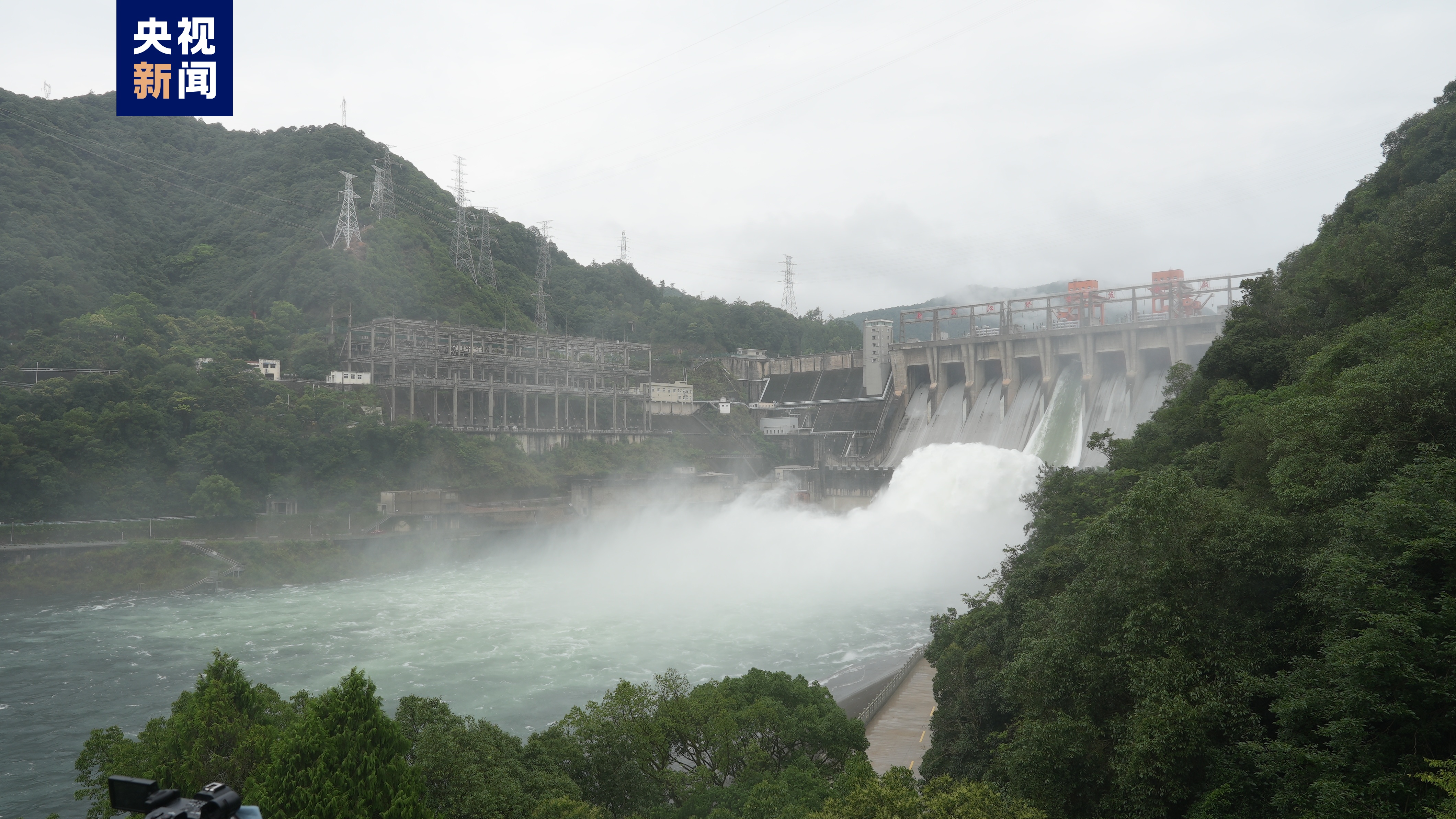 浙江新安江水库开1孔泄洪闸 泄洪流量300立方米/秒