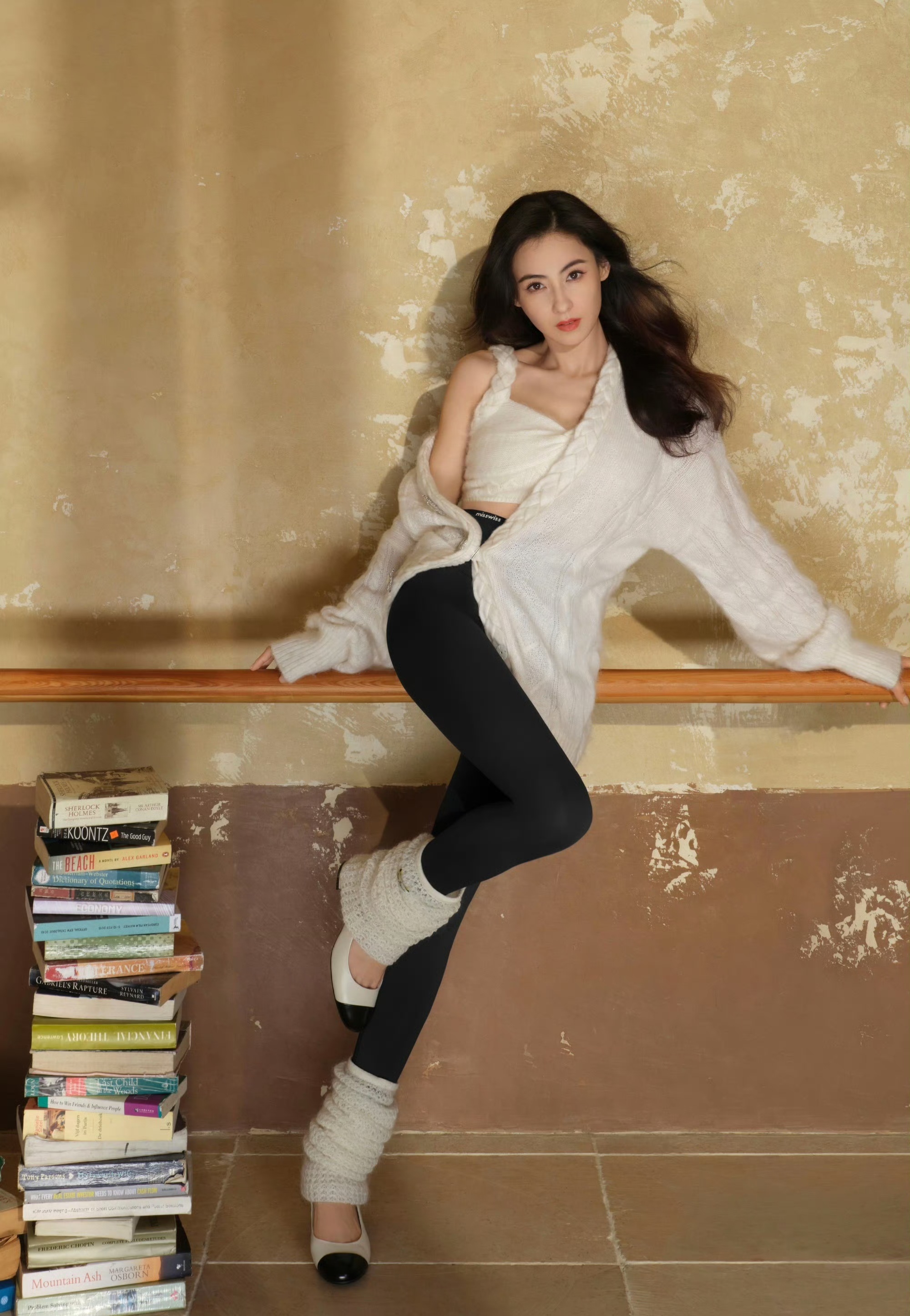 张柏芝,白色吊带搭配瑜伽裤,身材真好,凹凸有致!