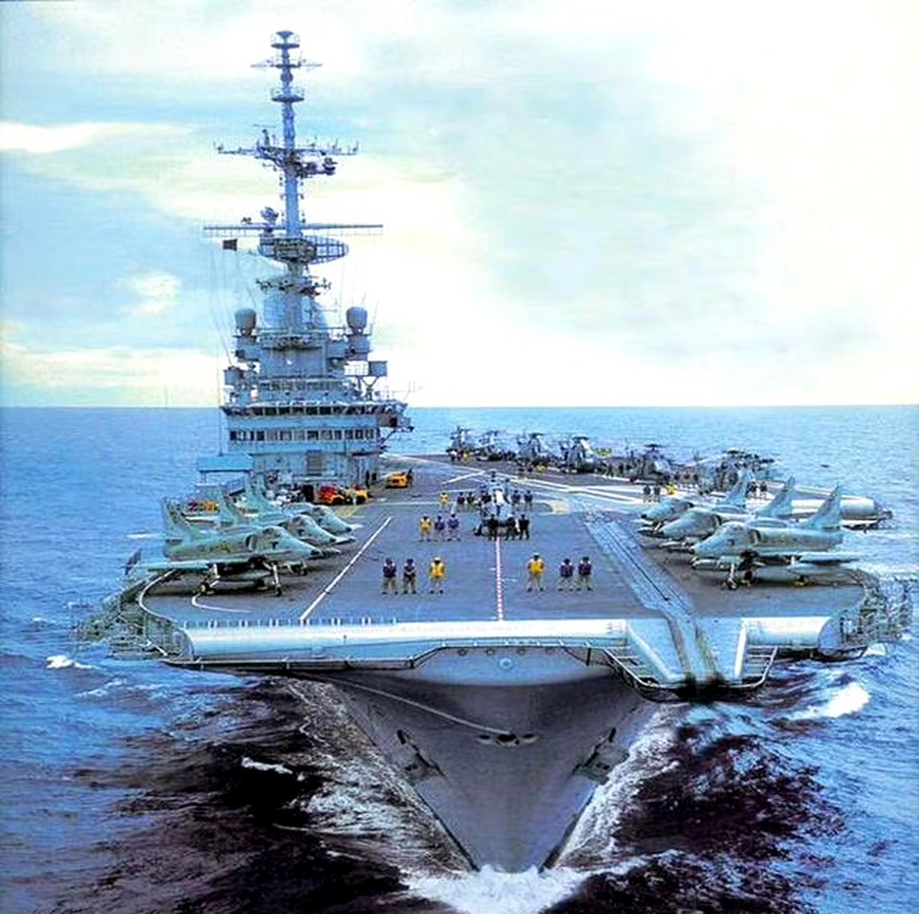 法国海军福熙号航空母舰,该舰是克莱蒙梭级航空母舰二号舰,该航母长