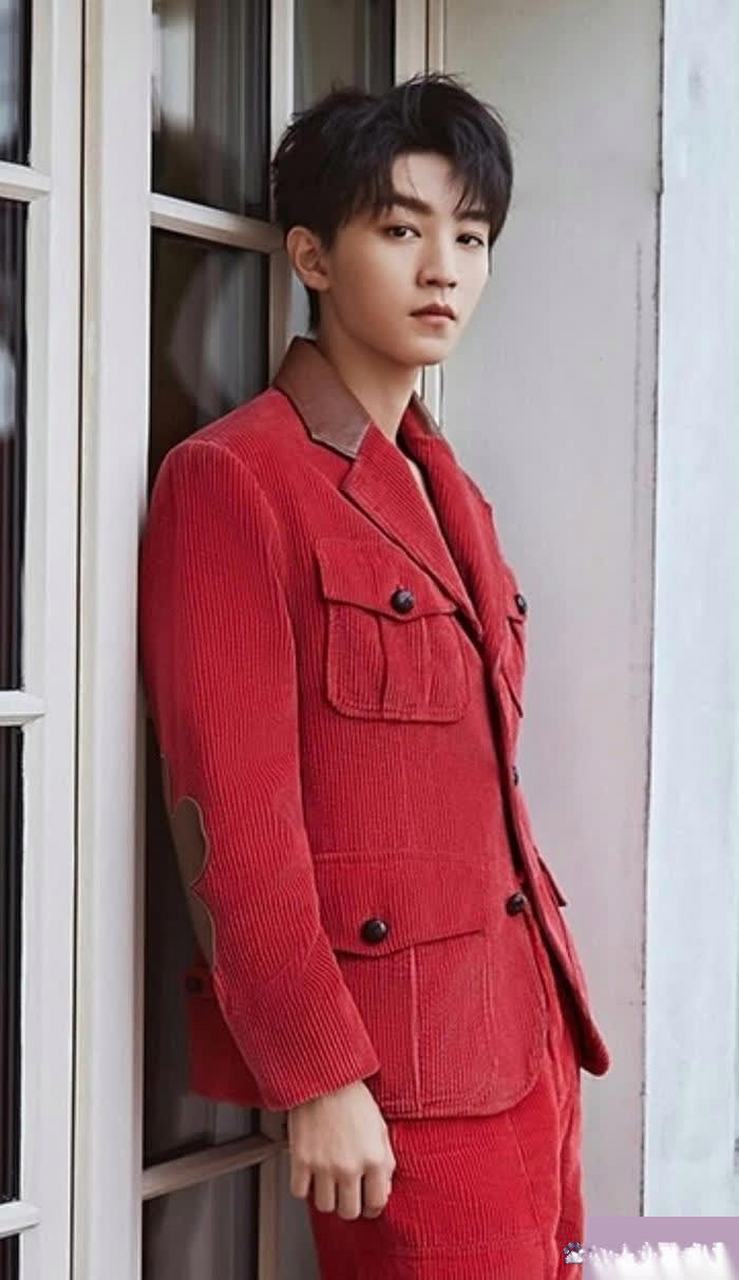 王俊凯的红衣造型图