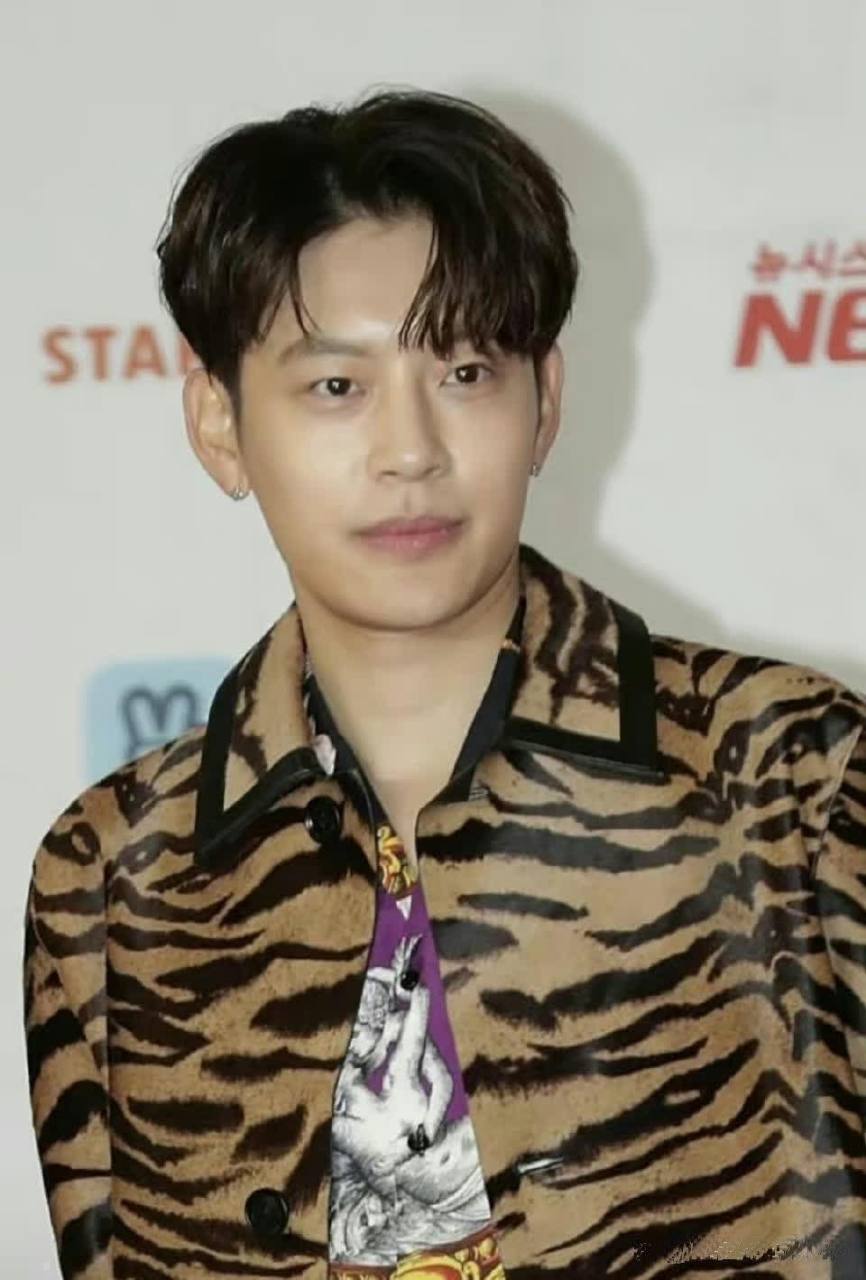 李多海与崔东旭的婚纱照