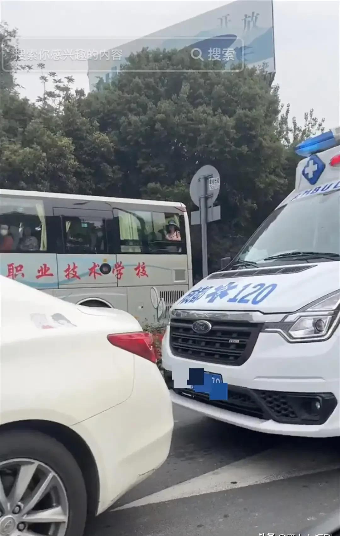 女司机拒绝给救护车让行,我凭什么给你让道?