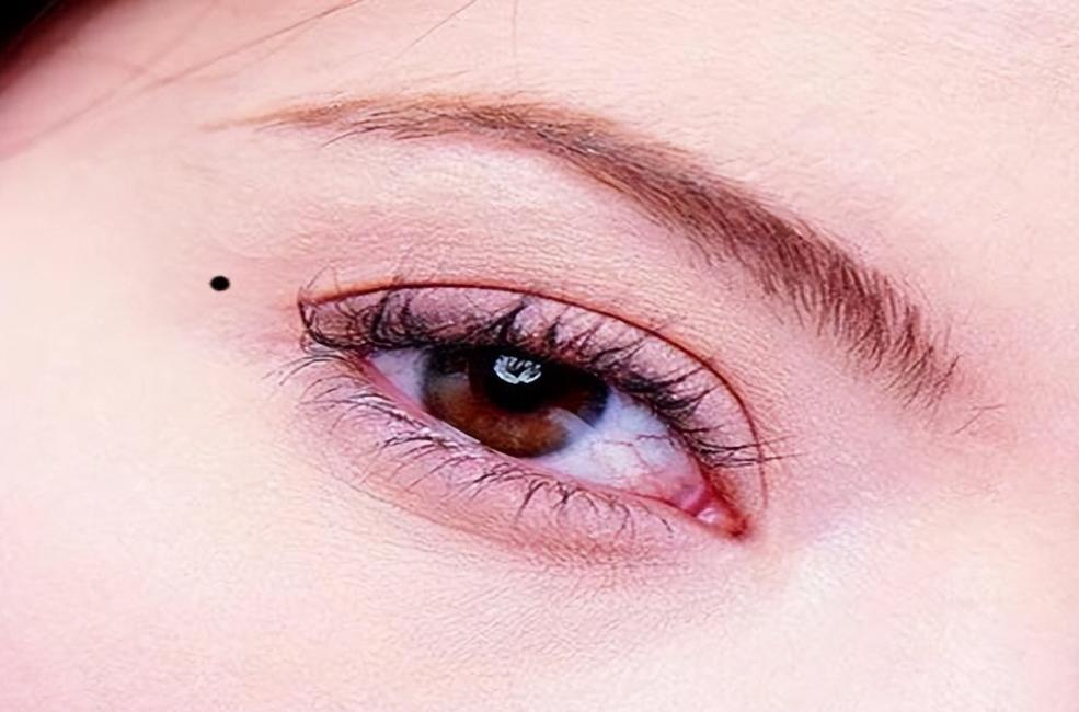 比如说,有一句特别引人注目的话"女有5颗痣,富贵又好命."这句谚语