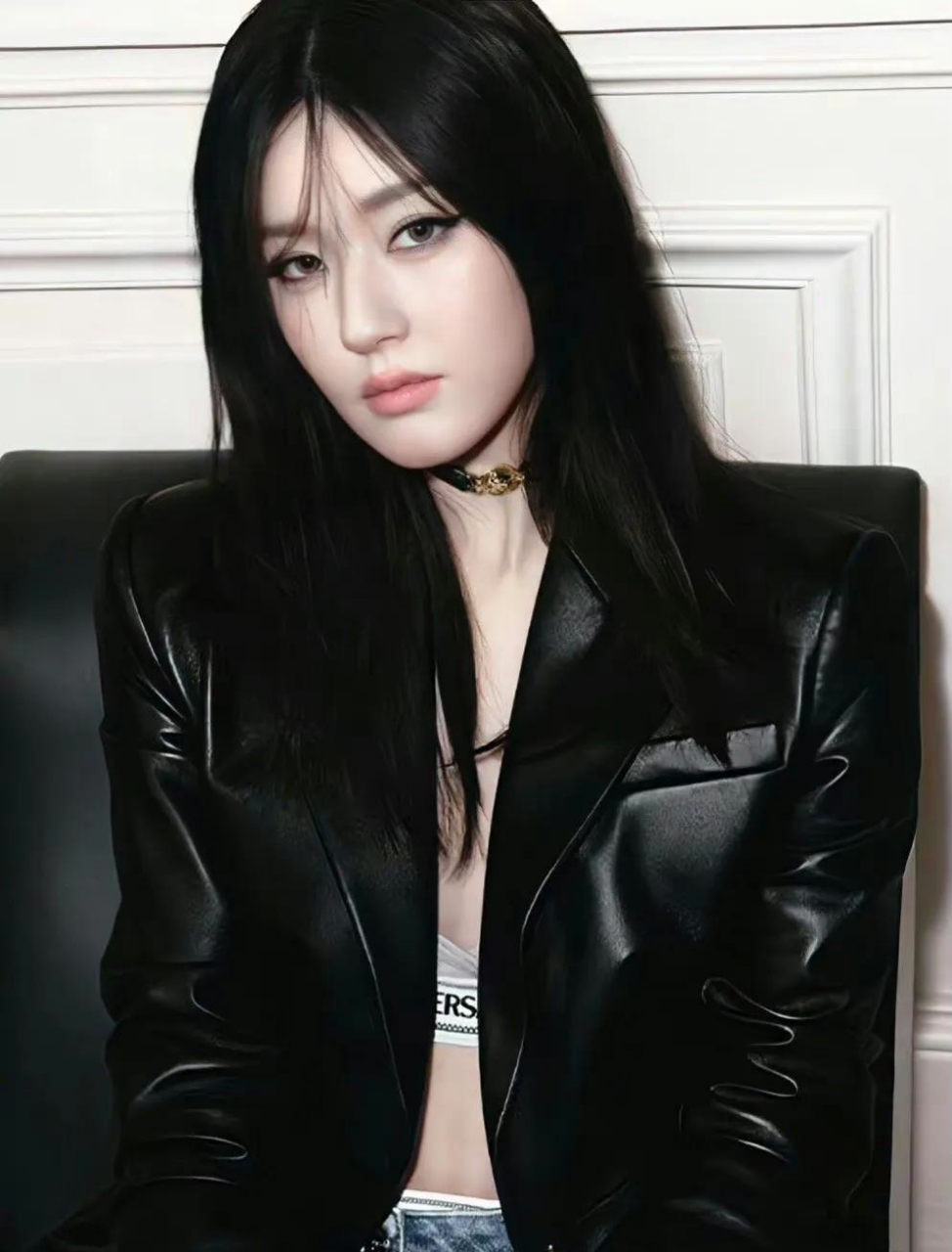 赵露思头包脸复古发型烟熏妆太美了,赵露思的三庭比例舒展,她的面部