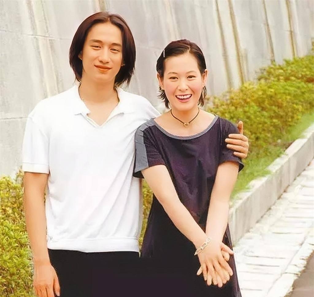 2004年的一天,黄磊拨通了刘若英的电话,他心中充满了不安与期待