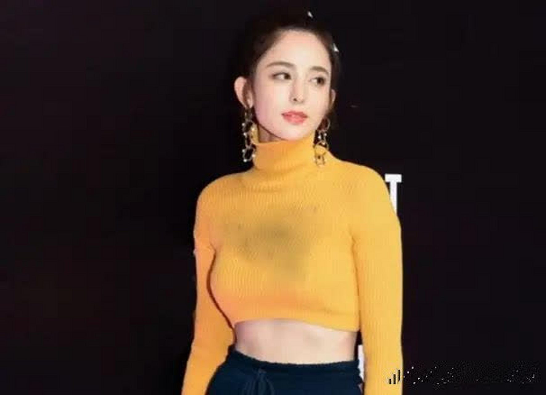 古力娜扎穿露脐装亮相