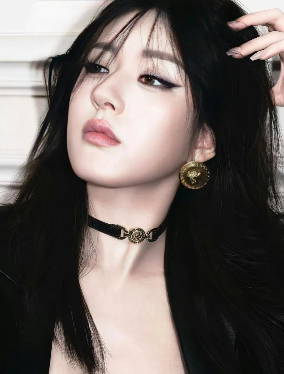 赵露思头包脸复古发型烟熏妆太美了,赵露思的三庭比例舒展,她的面部