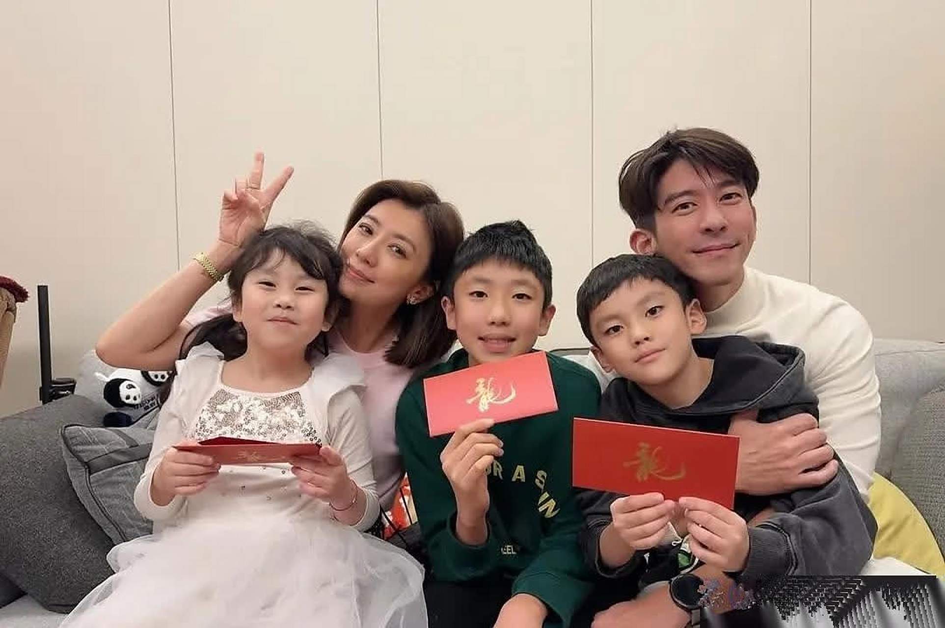 贾静雯一家五口