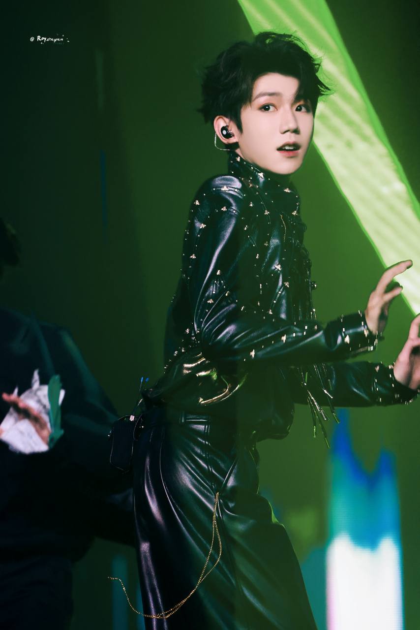 王源的这个痘坑脸啊,看着真的是有点子可怕啊,真的挺像月球表面的,和