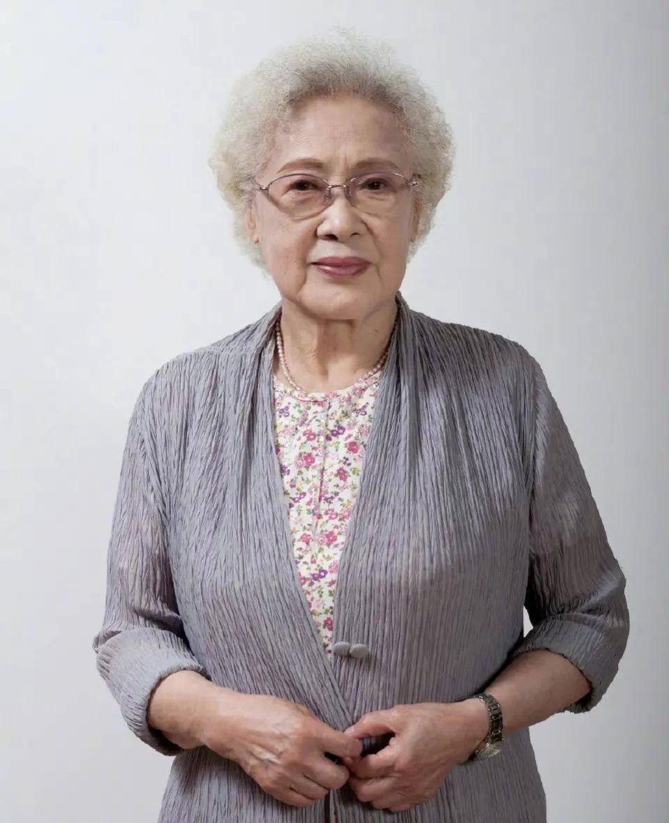 老艺术家秦怡病逝,年幼时一人养活全家,86岁将全部积蓄捐给灾区