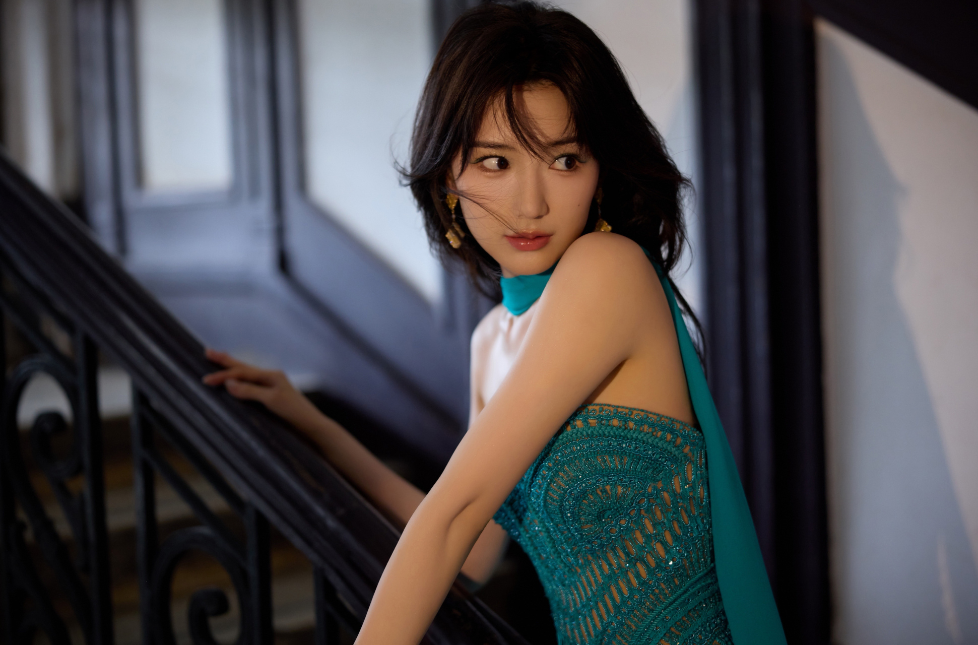 毛晓彤,蓝色镂空抹胸长裙,长发更显优雅!