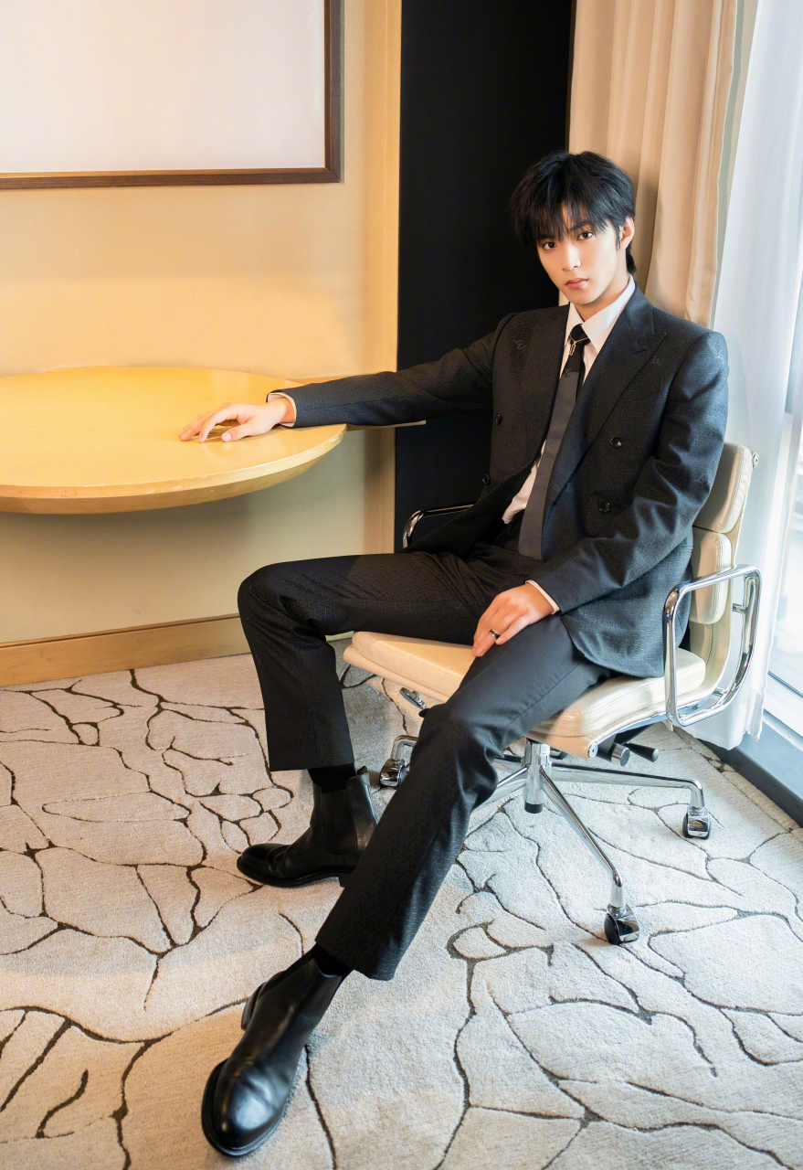 刘耀文这个肩膀,真的怀疑里面塞了个衣架子.