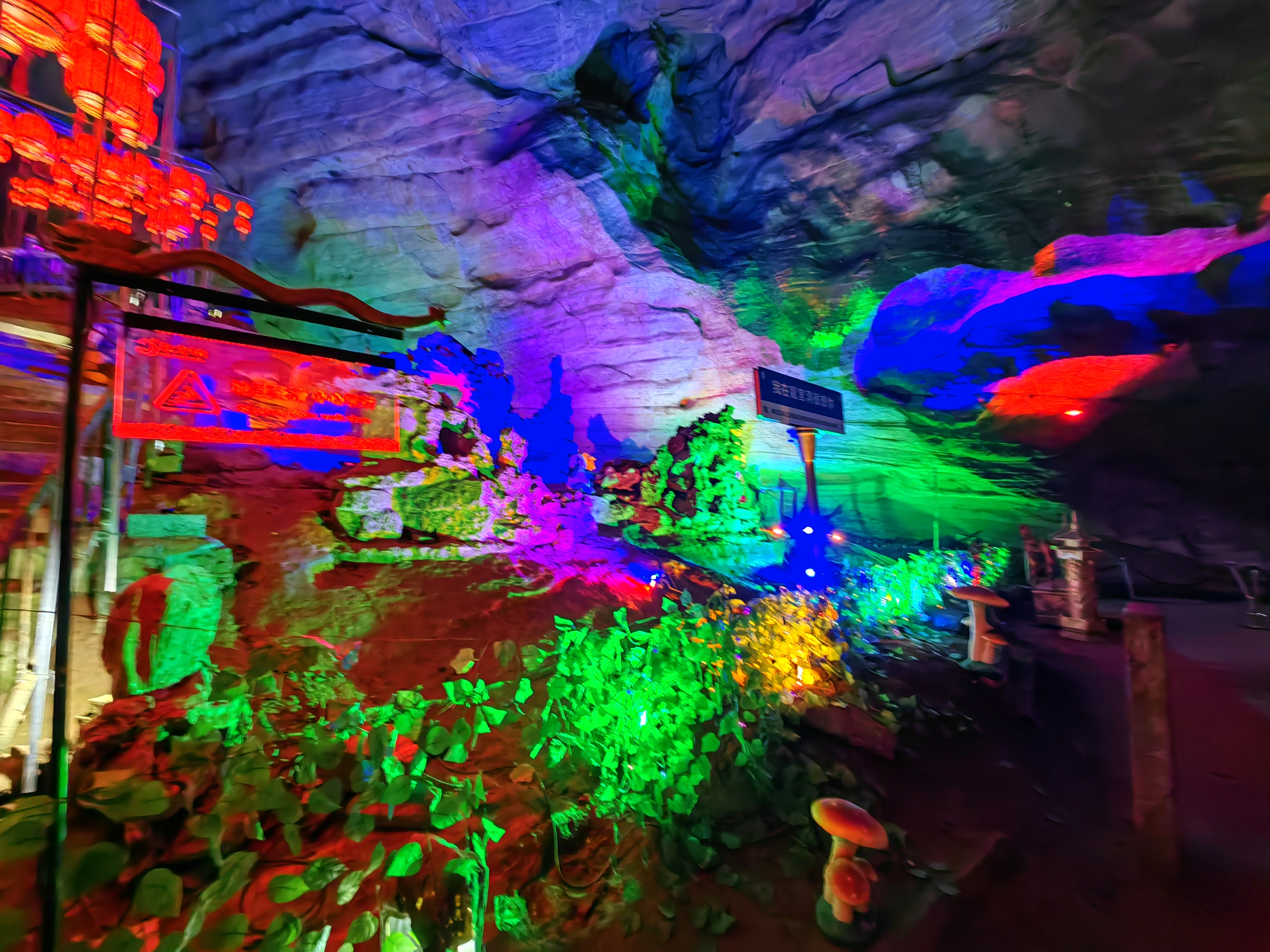 龙宫洞,位于江西九江彭泽县.