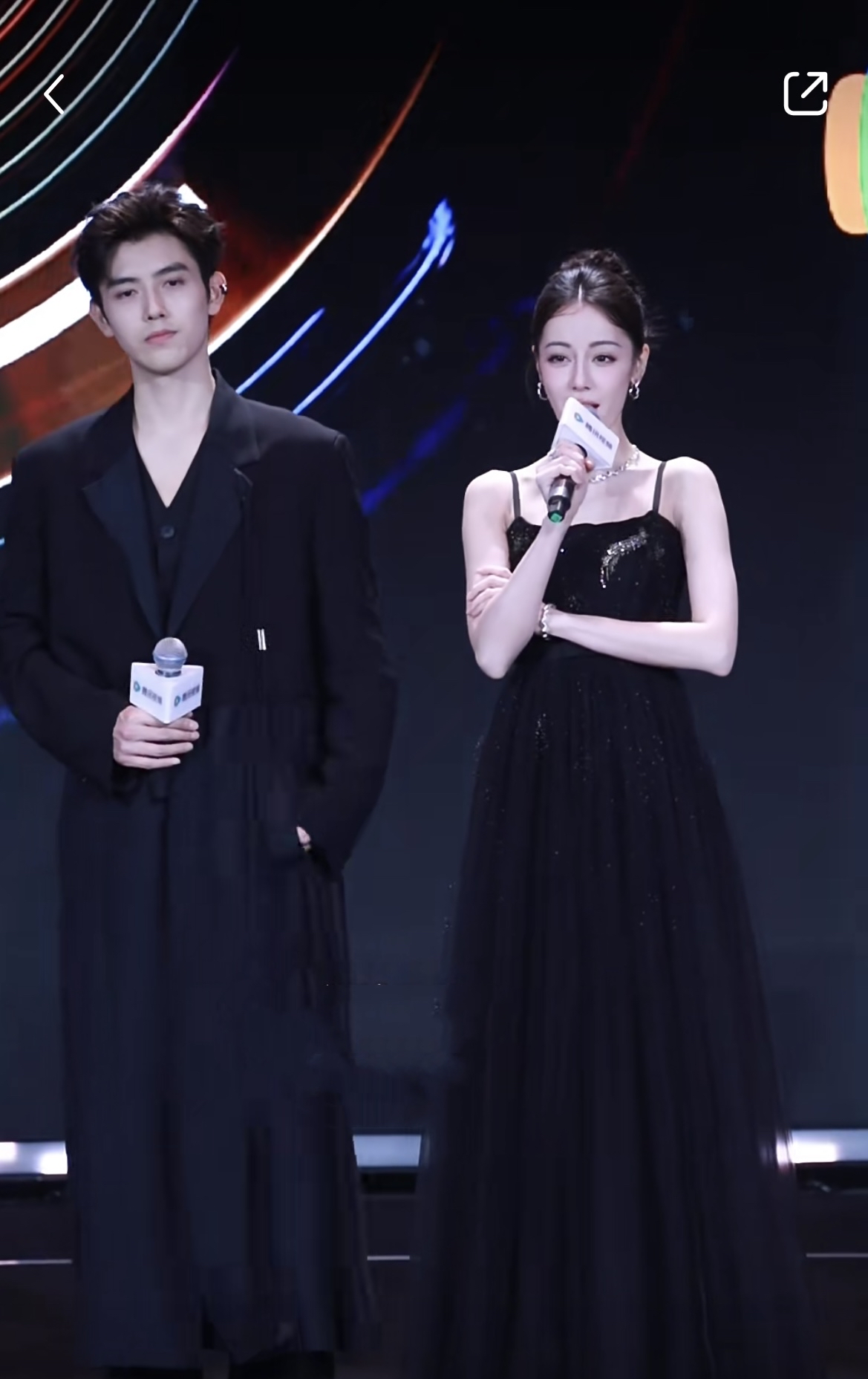 迪丽热巴陈飞宇搭档出演《慕胥辞》,两人还同穿黑色系衣服出席腾讯