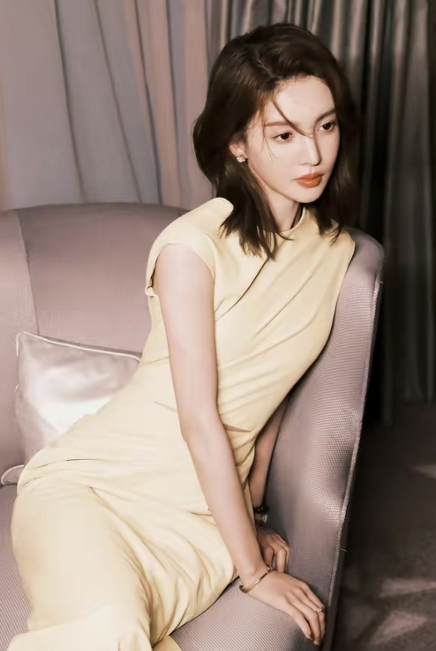 金晨的这一套穿搭,独特的露背设计,不仅展现了她完美的身材曲线,更