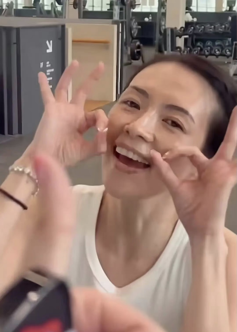 无惧怼脸死亡镜头,45岁依然活力满满练出肌肉,离开汪峰是对的,以后