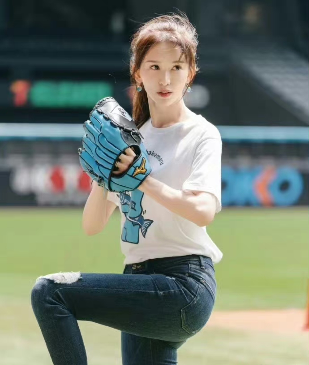 49岁林志玲为日本棒球赛开球 被赞身材似少女 现场跳热舞