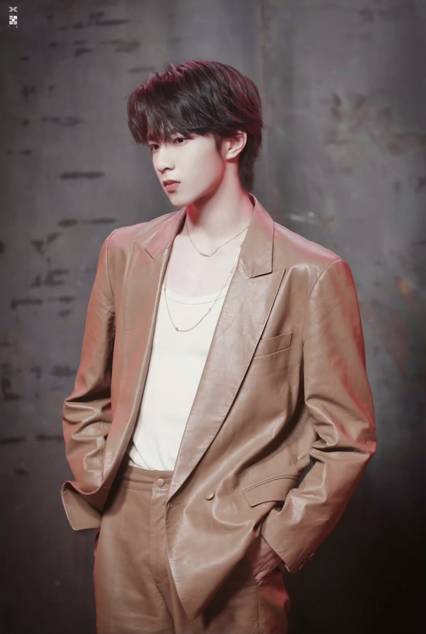 刘耀文这个肩膀,真的怀疑里面塞了个衣架子.